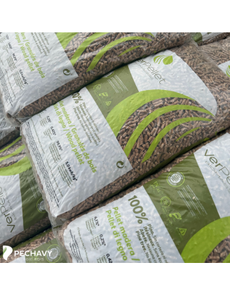 Granulés de bois 100% résineux de la marque Verpellet en demi palette de 33 sacs de 10kg. Certifications DIN +, EN + et PEFC.